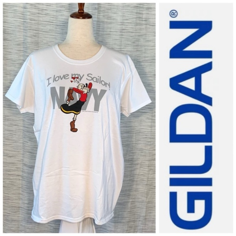 Gildan white short sleeve tee shirt.